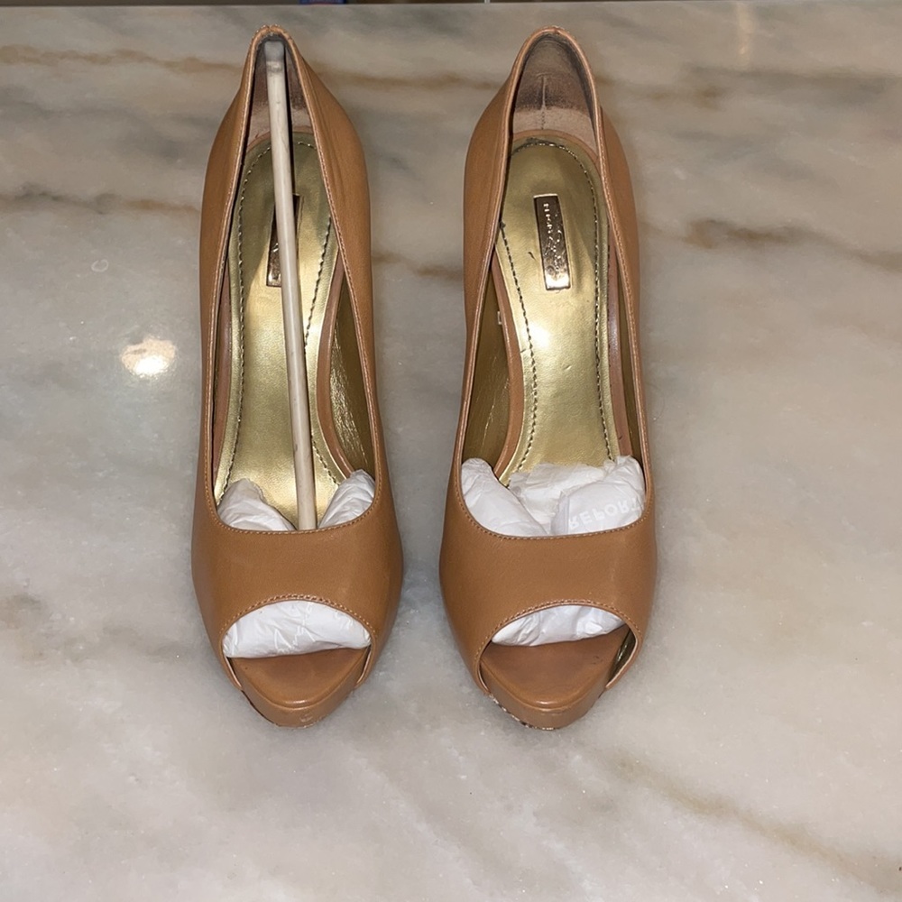Report Signature Tan Heels